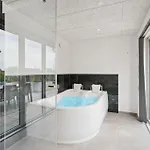 3 Bedroom Amazing In Holiday home