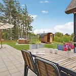3 Bedroom Amazing In Holiday home