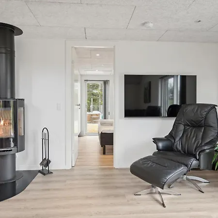 Holiday home Stunning In With Kitchen